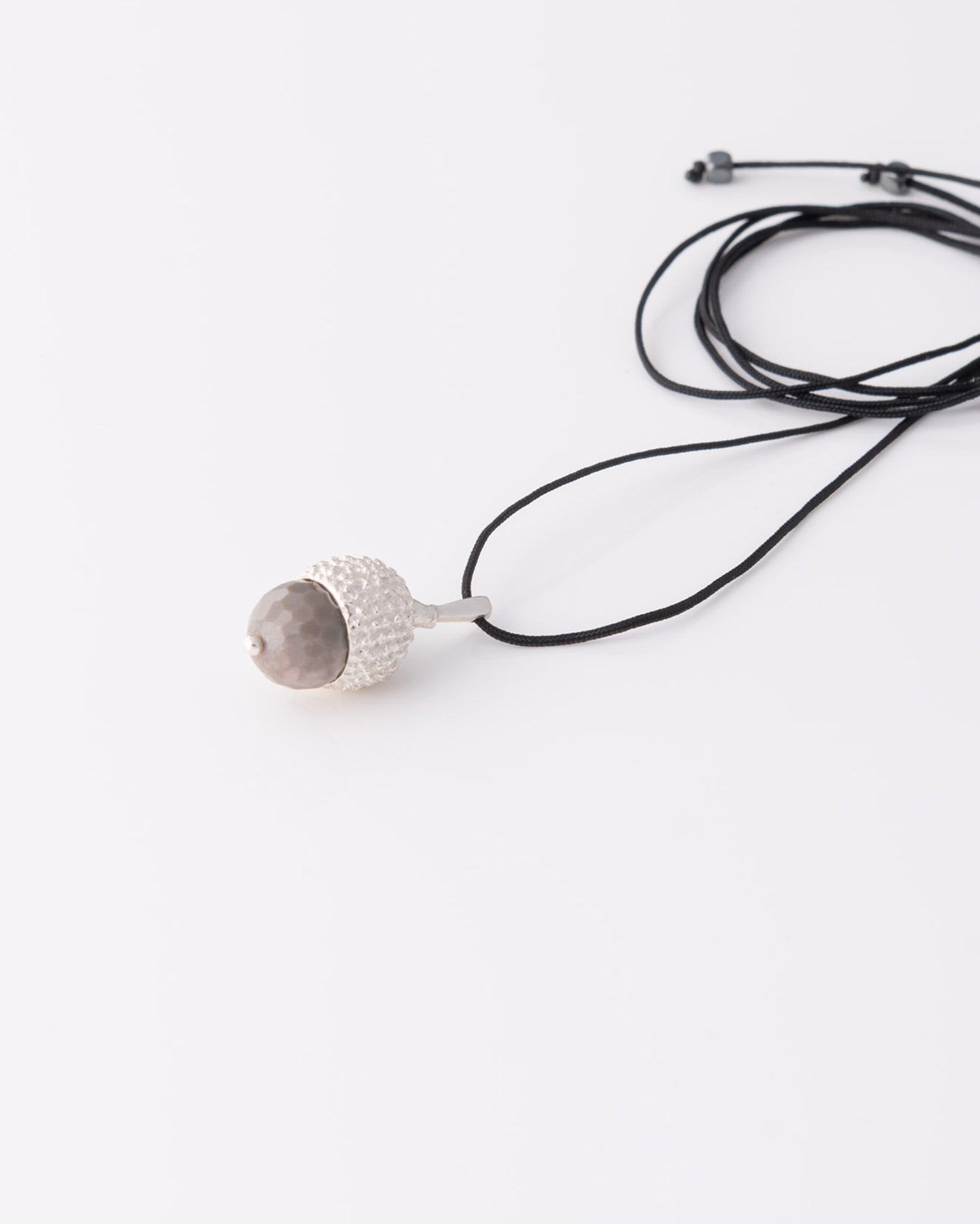 Minimal limited κολιέ Acorn Gemstone με γκρι αχάτη σε μαύρο ρυθμιζόμενο κορδόνι της ANV Jewelry.