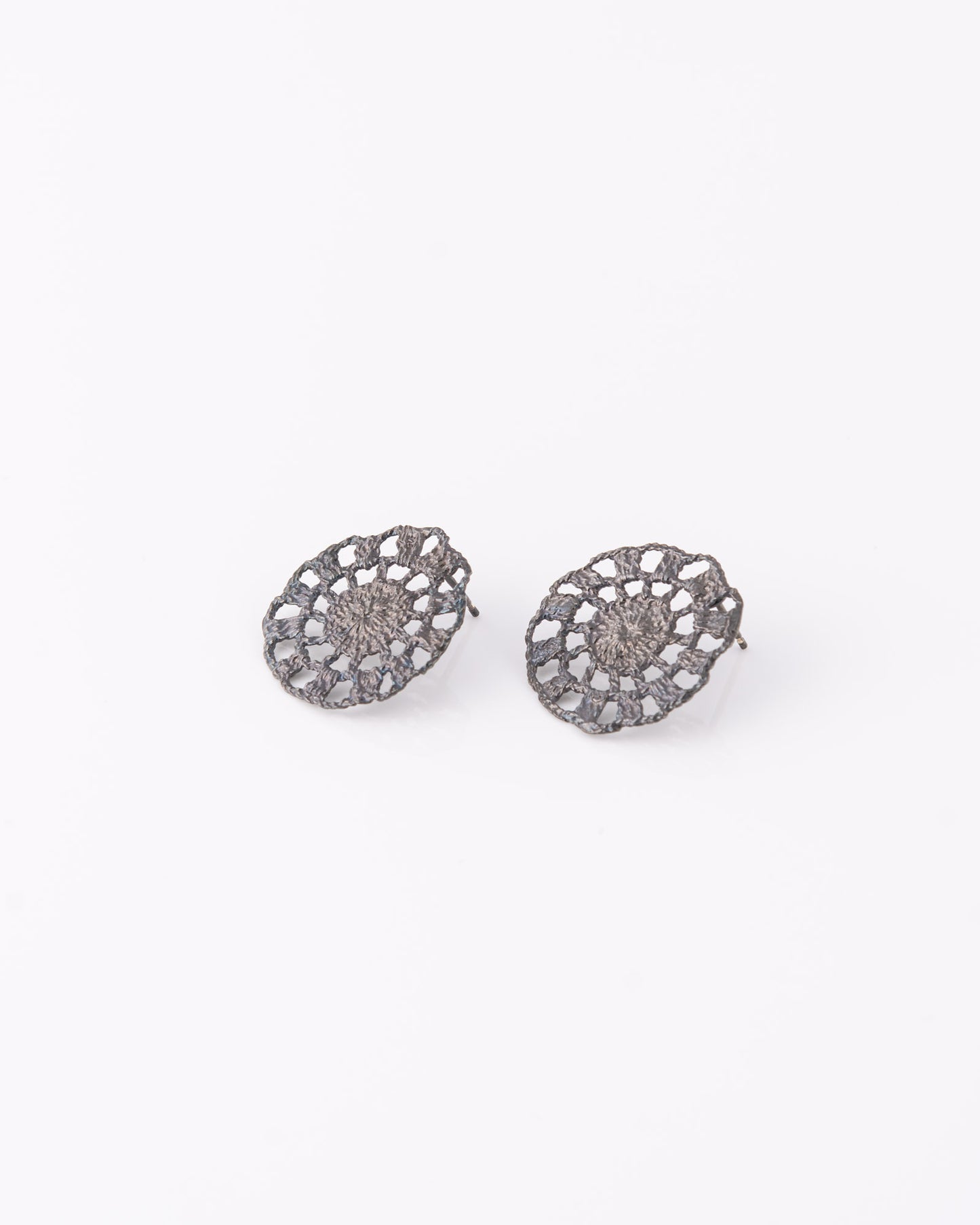 Χειροποίητα limited σκουλαρίκια Crochet Lace Round από ανακυκλωμένο ασήμι 925 με μαύρο ρόδιο της ANV Jewelry.