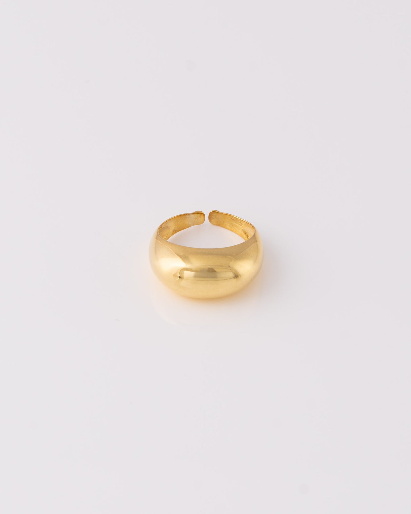 Minimal ανοιγώμενο δαχτυλίδι Domed Elongated Silver με επιμετάλλωση χρυσού της ANV Jewelry.