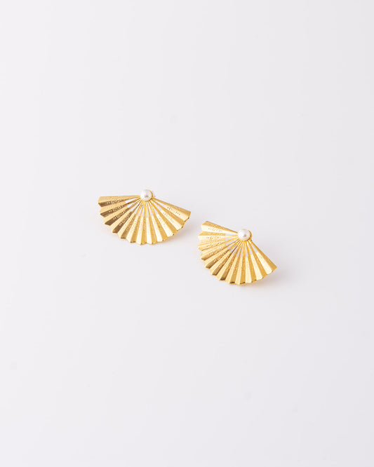 Πλάγια όψη των επίχρυσων jacket earrings Fan σε σχήμα βεντάλιας με αποσπώμενο μαργαριτάρι γλυκού νερού της ANV Jewelry.
