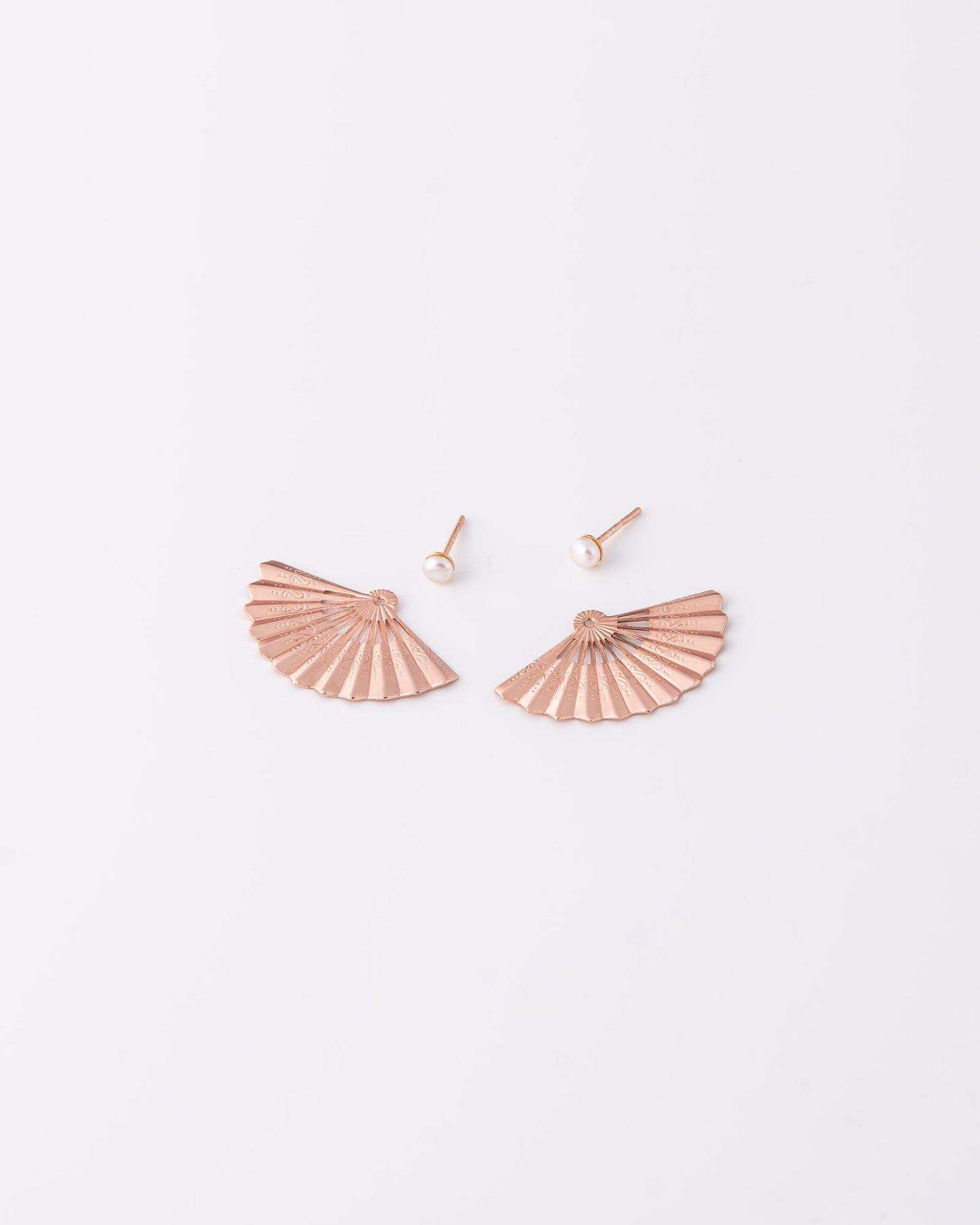 Rose gold jacket earrings Fan σε αποσπώμενη μορφή, που δείχνουν τη βεντάλια και το μαργαριτάρι γλυκού νερού ξεχωριστά, της ANV Jewelry.