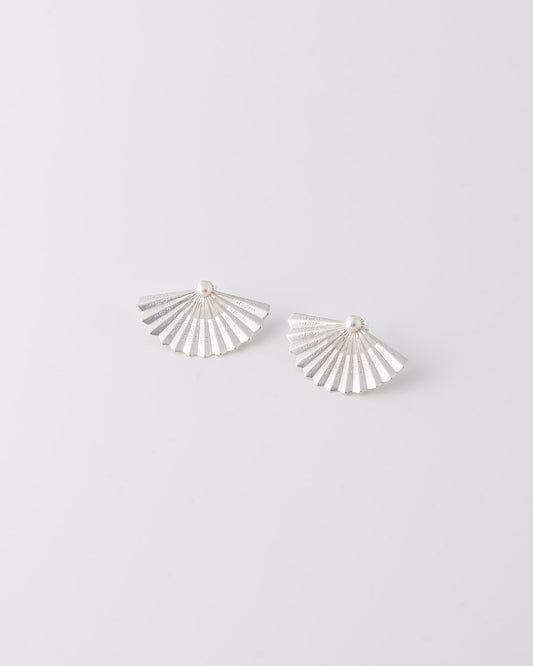 Πλάγια όψη των ασημένιων jacket earrings Fan σε σχήμα βεντάλιας με αποσπώμενο μαργαριτάρι γλυκού νερού της ANV Jewelry.