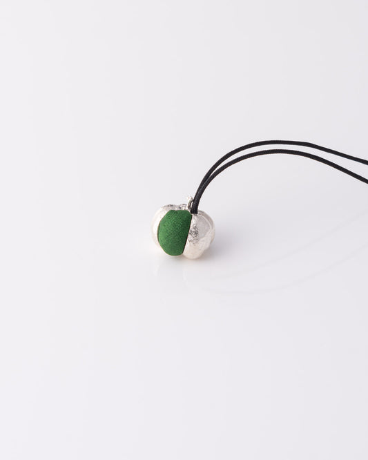 Χειροποίητο limited κολιέ Green Pumpkin Silver από ανακυκλωμένο ασήμι 925 με μεταξωτό ύφασμα της ANV Jewelry.