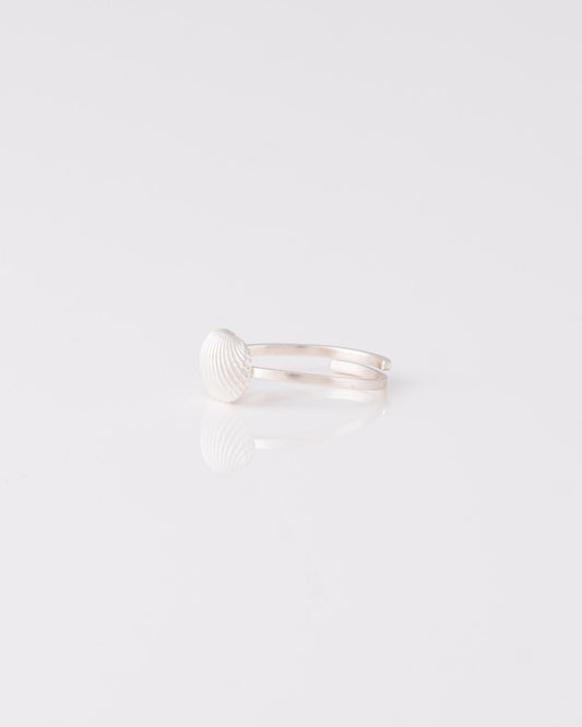 Πλάγια όψη ασημένιου δαχτυλιδιού Clam Shell της ANV Jewelry που αναδεικνύει την υφή του κοχυλιού.