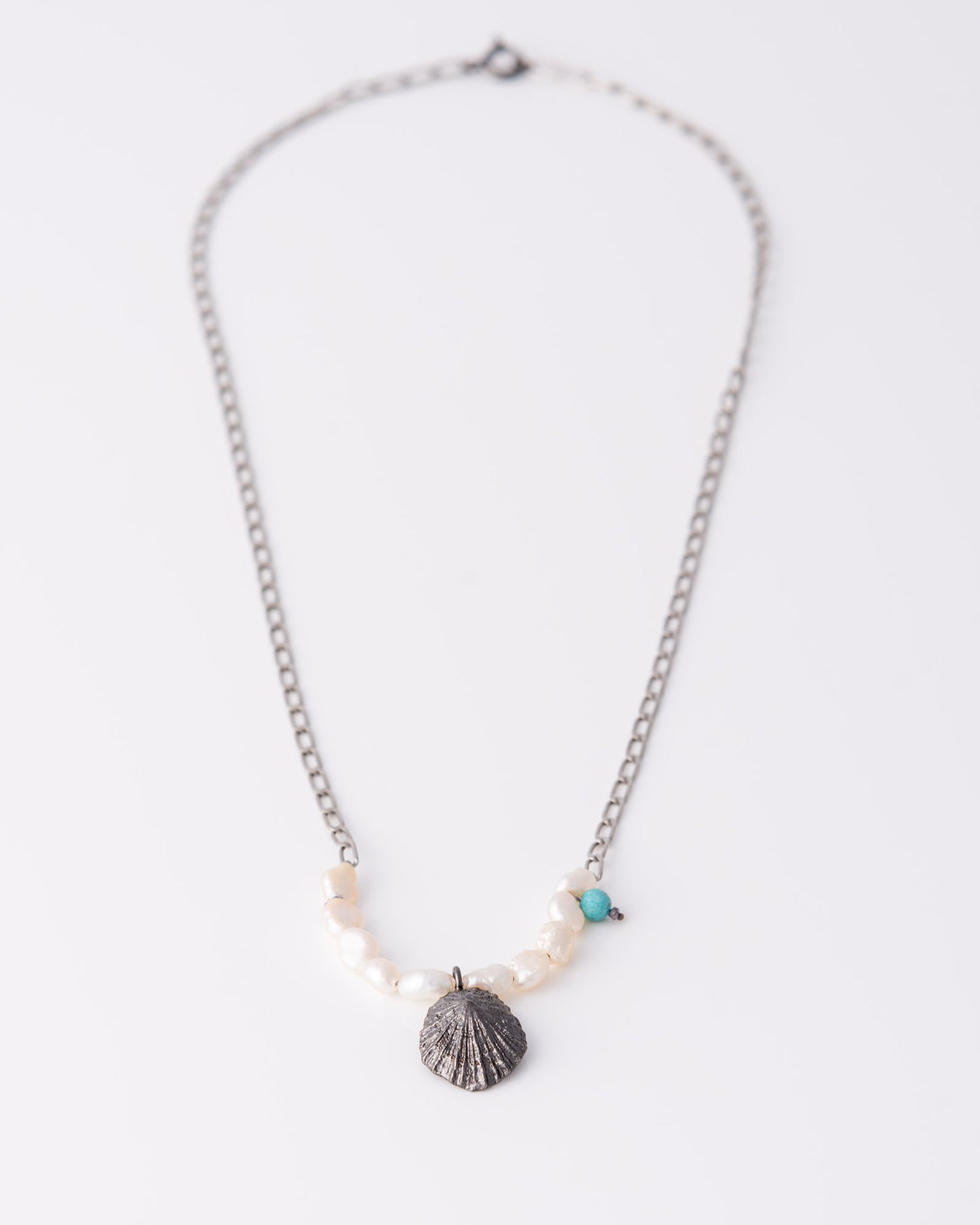 Statement limited κολιέ Limpet Pearl με συνδυασμό επιροδιωμένης αλυσίδας και φυσικών μαργαριταριών της ANV Jewelry.