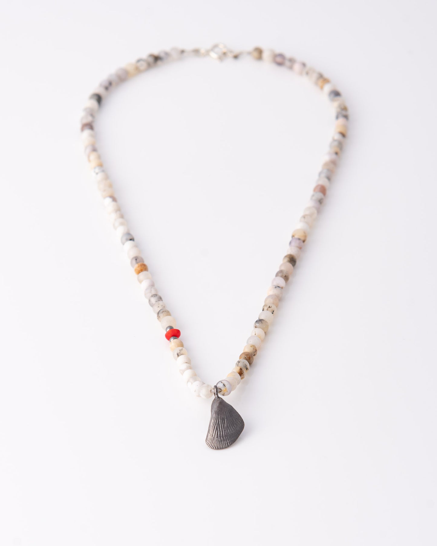 Minimal κολιέ Mussel Beaded Jasper με μαύρη επιροδίωση από τη Summer Collection της ANV Jewelry.