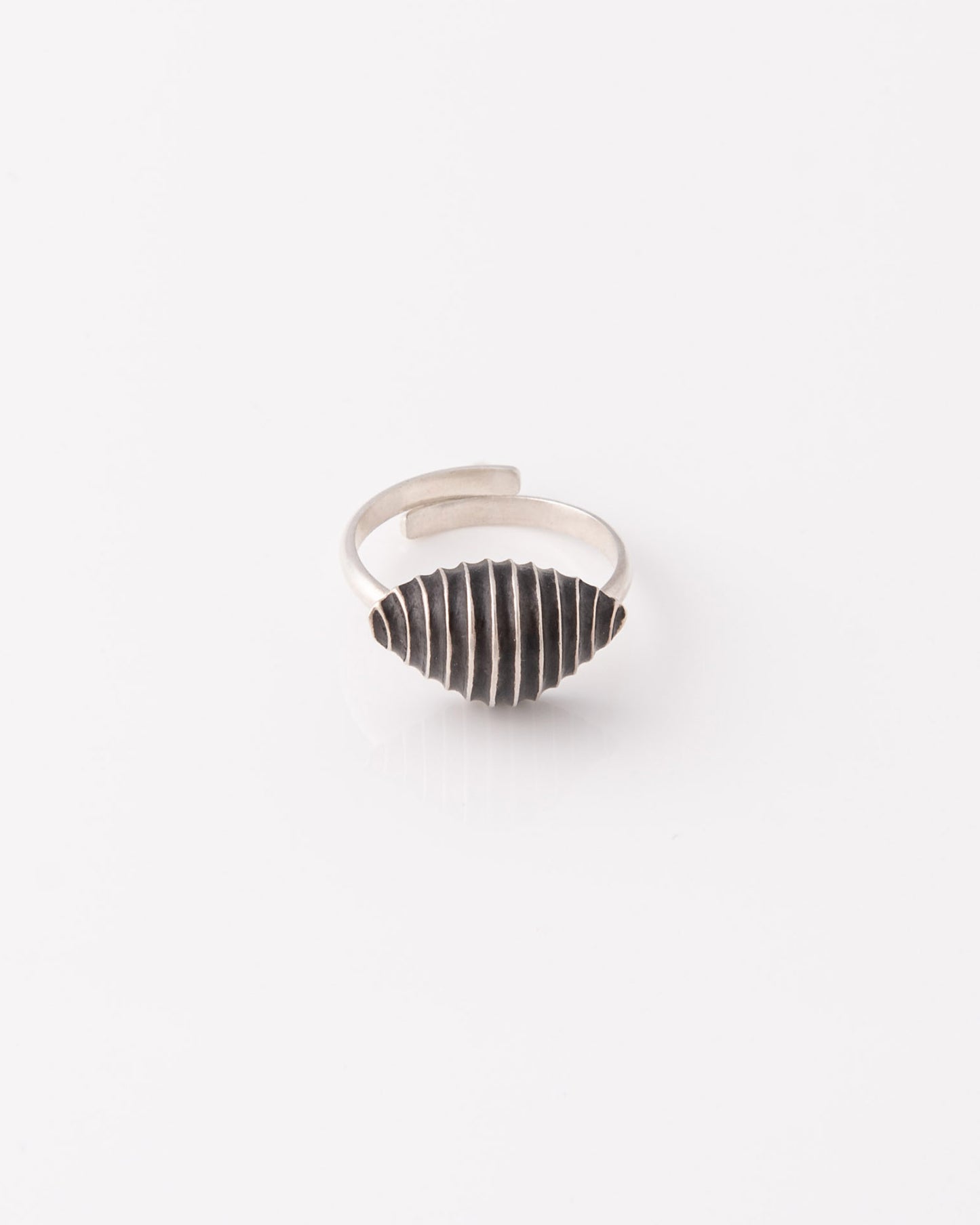 Minimal statement ανοιγώμενο δαχτυλίδι Pa Shell Silver Oxidized της ANV Jewelry