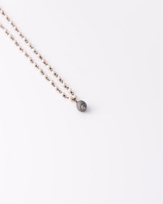 Χειροποίητο limited κολιέ Pearl Rosary από ανακυκλωμένο ασήμι 925 με μαύρη επιροδίωση και μαργαριτάρια της ANV Jewelry.
