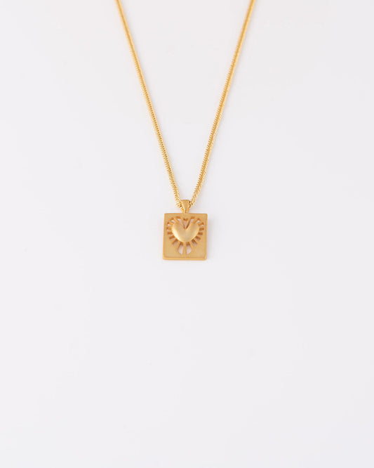 Το κολιέ Radial Heart Talisman της ANV Jewelry, κατασκευασμένο από ανακυκλωμένο ασήμι 925 με επιμετάλλωση χρυσού 24Κ, παρουσιάζεται σε κεντρική λήψη αναδεικνύοντας το ορθογώνιο φυλαχτό με το τρισδιάστατο σχέδιο καρδιάς που συμβολίζει την αγάπη και την προστασία.