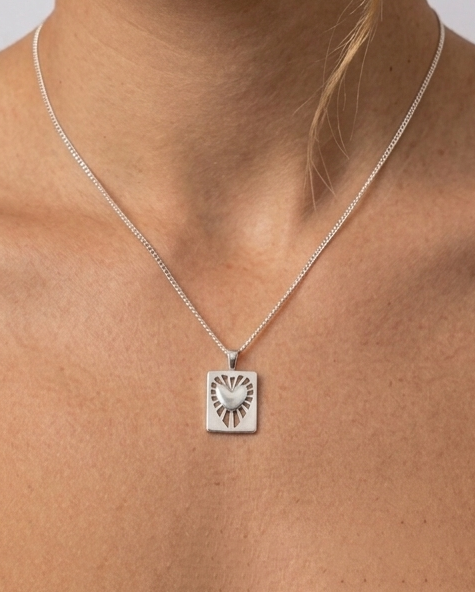 Κοντινό πλάνο στο ασημένιο κολιέ Radial Heart Talisman της ANV Jewelry, κατασκευασμένο από ανακυκλωμένο ασήμι 925.