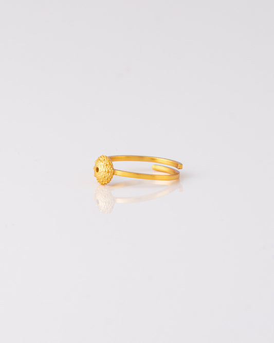 Χειροποίητο επίχρυσο δαχτυλίδι Small Sea Urchin της ANV Jewelry, ιδανικό για stacking.
