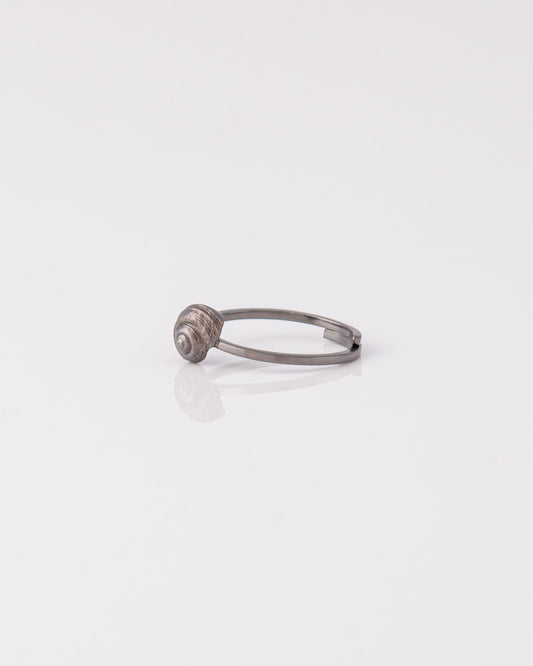 Minimal μαύρο ασημένιο δαχτυλίδι σαλιγκάρι Snail Shell, ιδανικό για stacking.