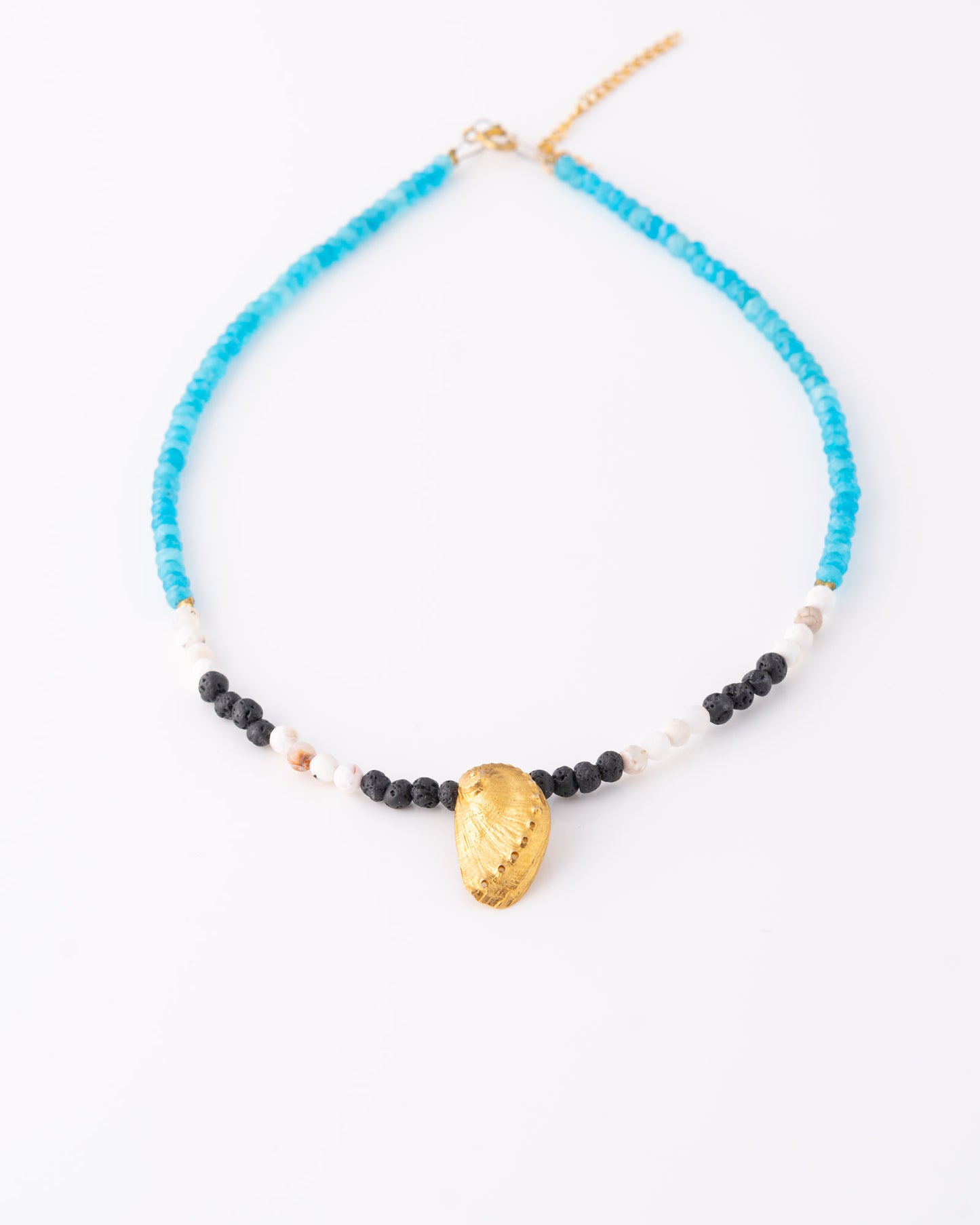 Συνολική άποψη του κολιέ Abalone Beaded Gemstones με προέκταση της ANV Jewelry.