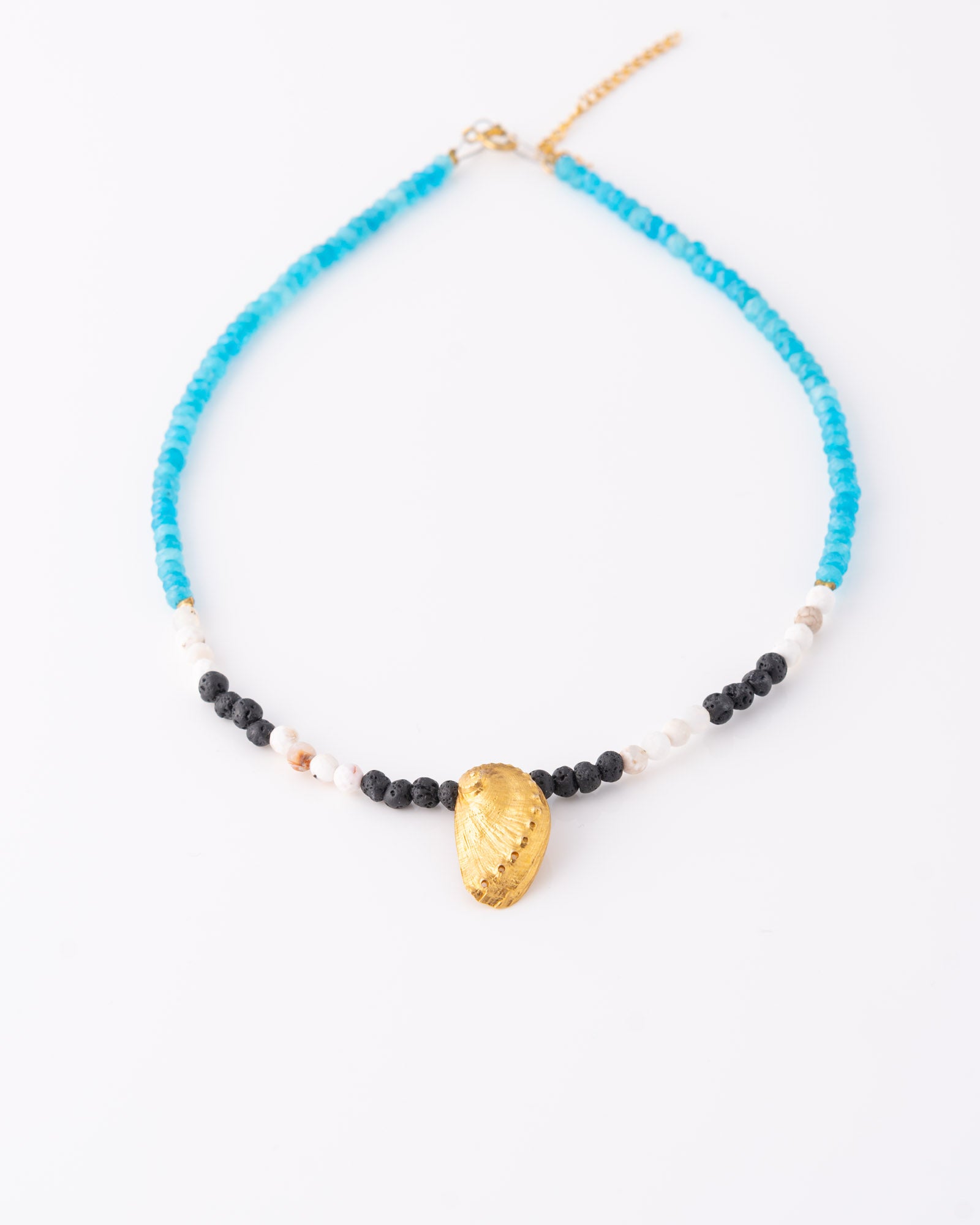 Συνολική άποψη του κολιέ Abalone Beaded Gemstones με προέκταση της ANV Jewelry.