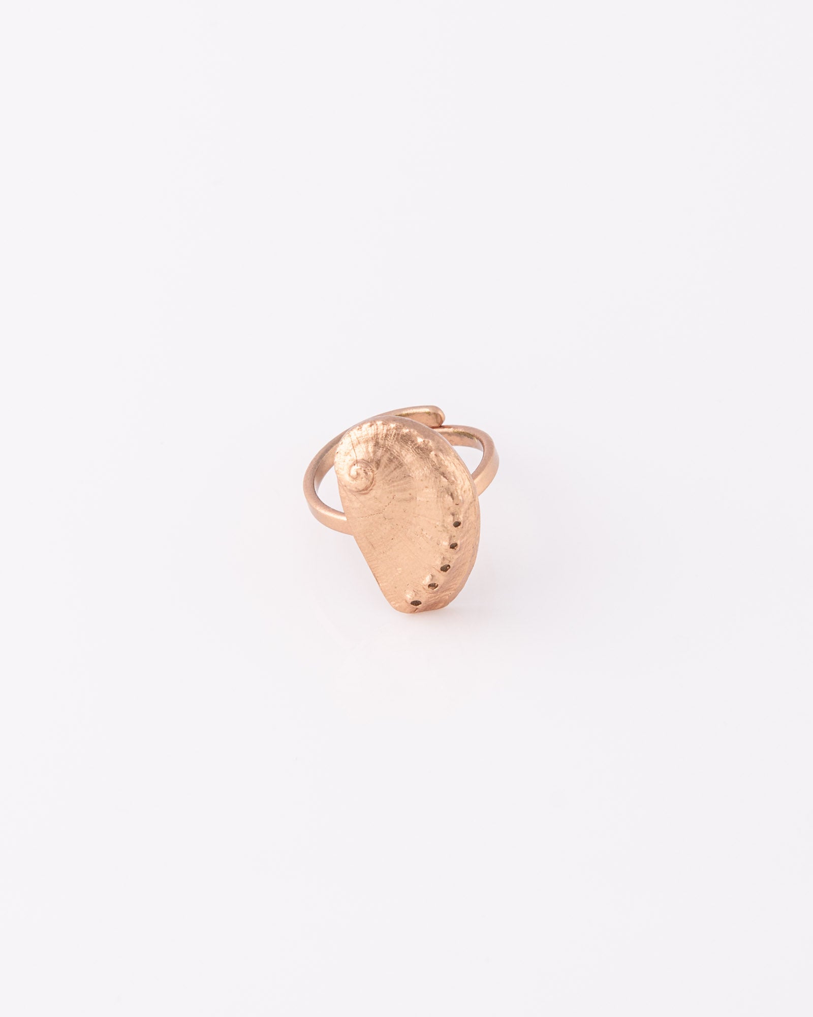 Μπροστινή όψη του rose gold αυξομειώμενου δαχτυλιδιού Abalone Shell της ANV Jewelry.