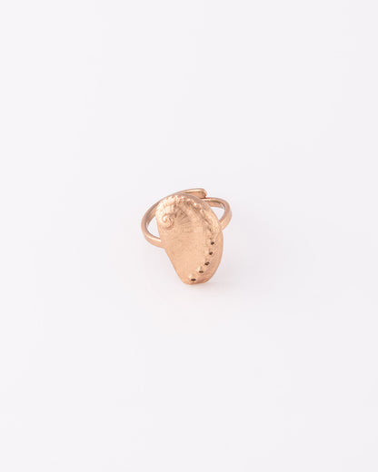 Μπροστινή όψη του rose gold αυξομειώμενου δαχτυλιδιού Abalone Shell της ANV Jewelry.