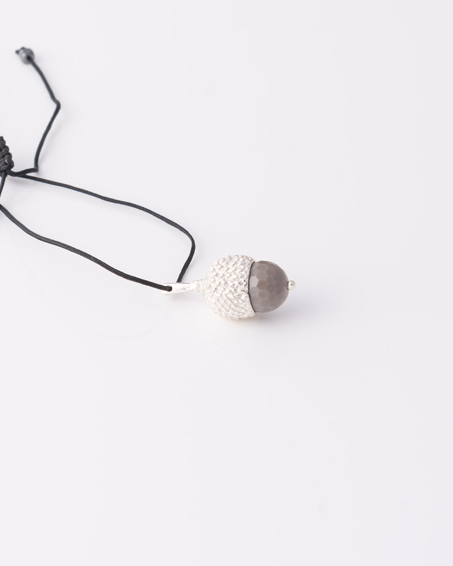 Limited edition ασημένιο κολιέ βελανίδι Acorn Gemstone με ημιπολύτιμο λίθο γκρι αχάτη της ANV Jewelry.