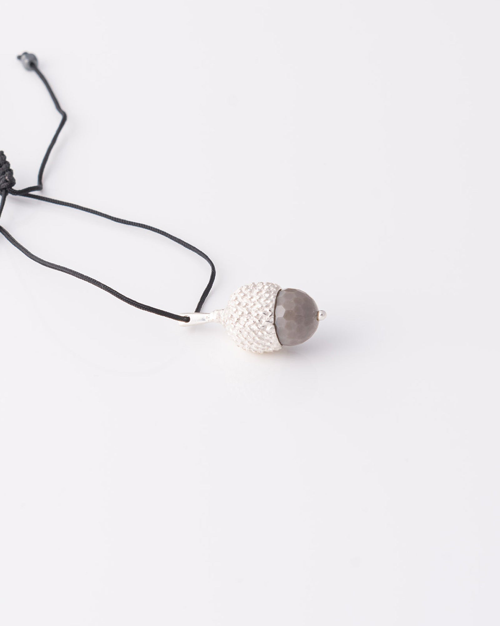 Limited edition ασημένιο κολιέ βελανίδι Acorn Gemstone με ημιπολύτιμο λίθο γκρι αχάτη της ANV Jewelry.