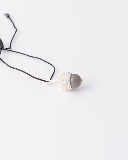 Limited edition ασημένιο κολιέ βελανίδι Acorn Gemstone με ημιπολύτιμο λίθο γκρι αχάτη της ANV Jewelry.