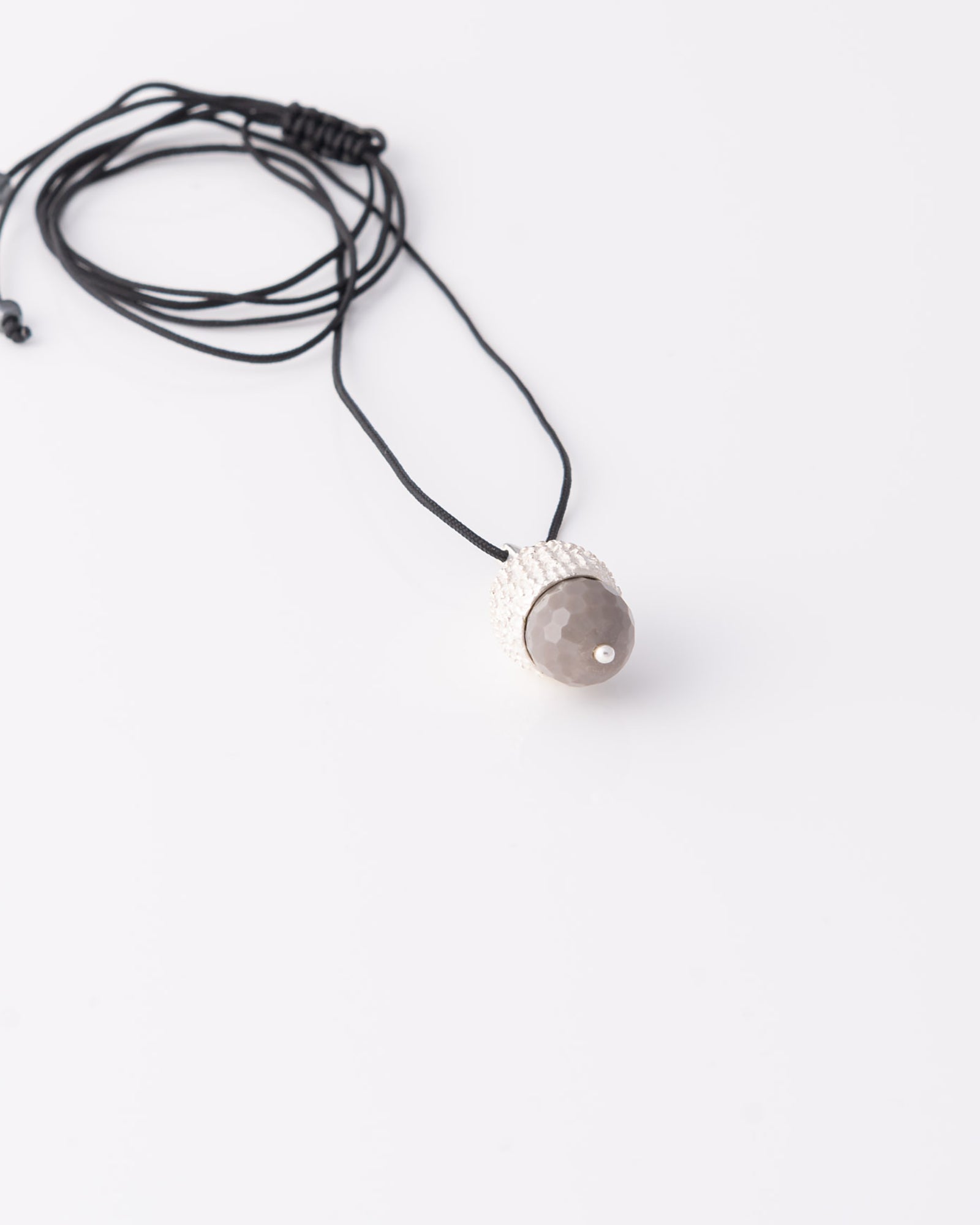 Χειροποίητο limited κολιέ Acorn Gemstone Silver από ανακυκλωμένο ασήμι 925 βελανίδι της ANV Jewelry.