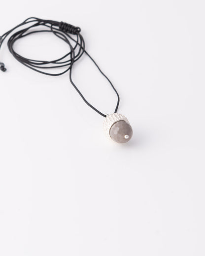 Χειροποίητο limited κολιέ Acorn Gemstone Silver από ανακυκλωμένο ασήμι 925 βελανίδι της ANV Jewelry.