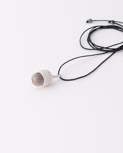 Minimal limited κολιέ Acorn Gemstone με γκρι αχάτη σε μαύρο ρυθμιζόμενο κορδόνι της ANV Jewelry.