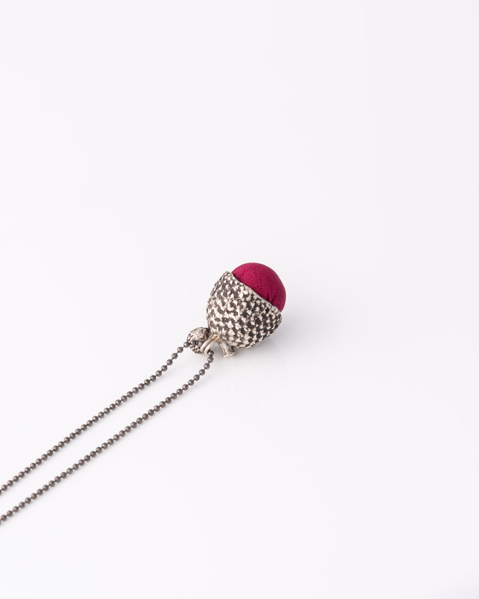 One of a kind οξειδωμένο ασημένιο κολιέ βελανίδι Bold Acorn Ox Silver Silk με φούξια μεταξωτό ύφασμα της ANV Jewelry.