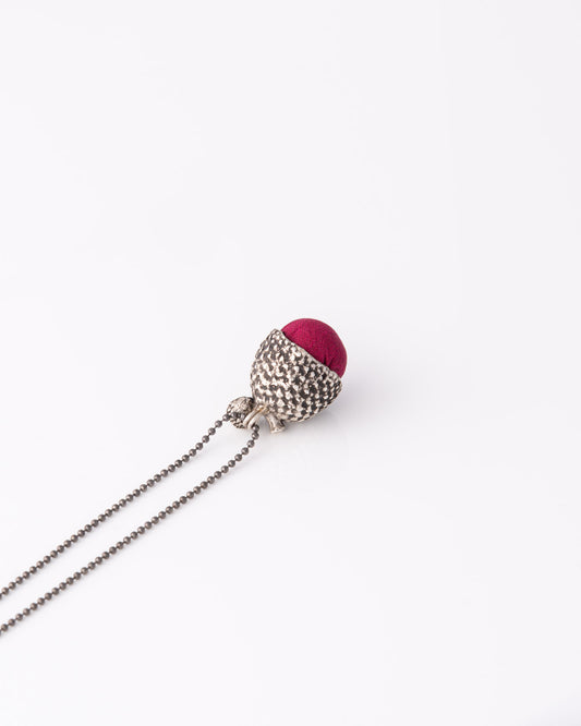 One of a kind οξειδωμένο ασημένιο κολιέ βελανίδι Bold Acorn Ox Silver Silk με φούξια μεταξωτό ύφασμα της ANV Jewelry.