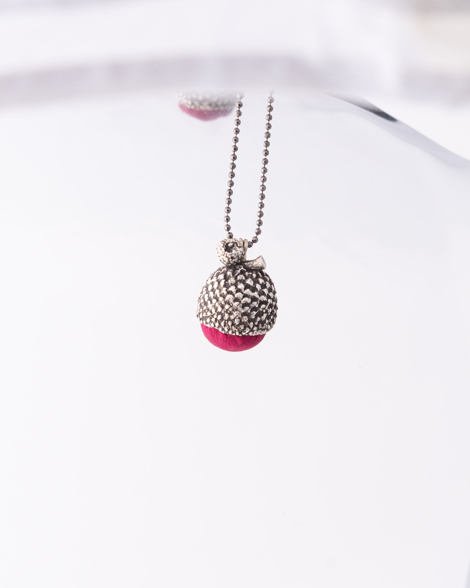 Χειροποίητο one of a kind κολιέ Bold Acorn Ox Silver Silk από ανακυκλωμένο ασήμι 925 με φούξια μεταξωτό ύφασμα της ANV Jewelry.
