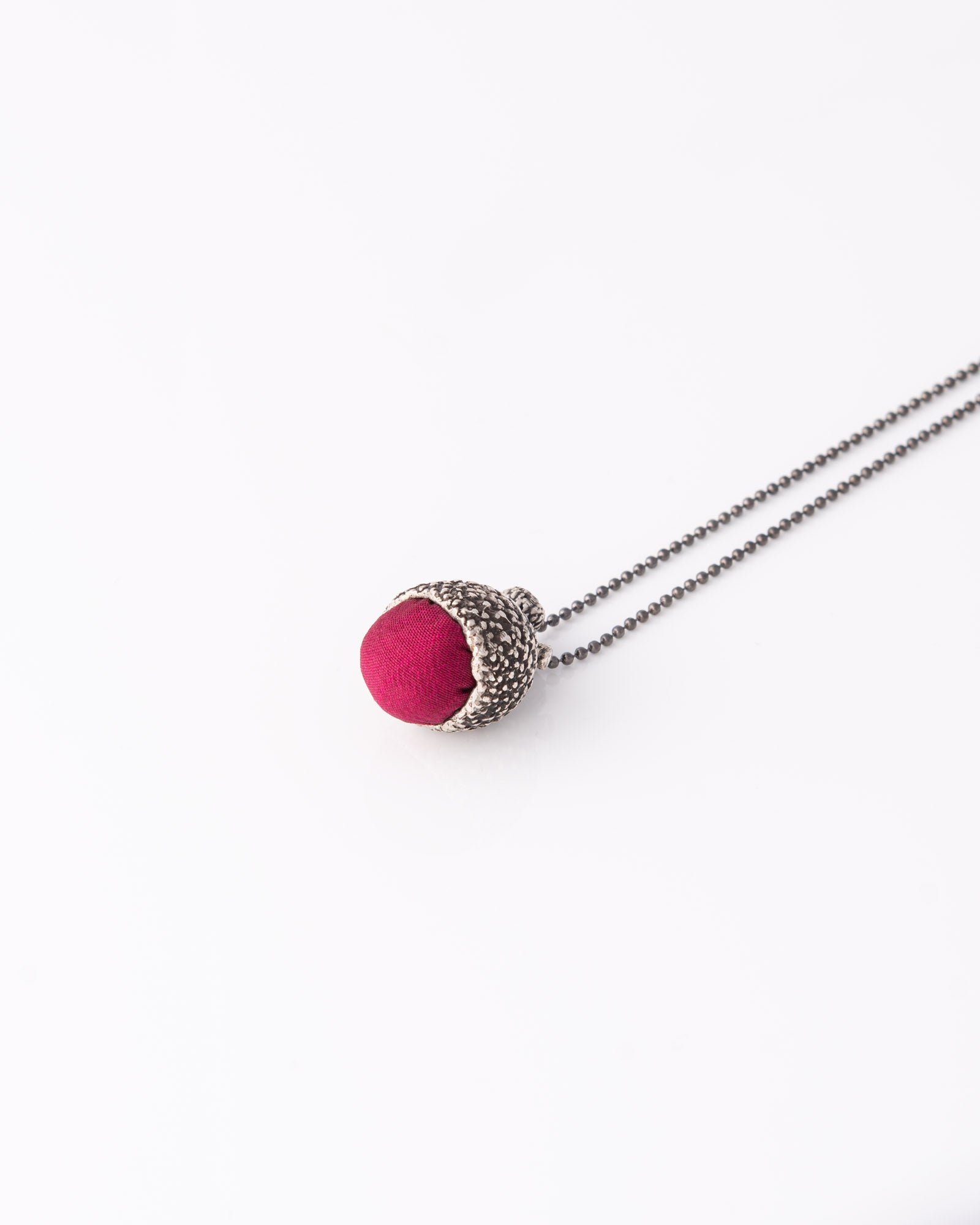 Minimal one of a kind κολιέ Bold Acorn Ox Silver Silk σε μαύρη beaded αλυσίδα της ANV Jewelry.