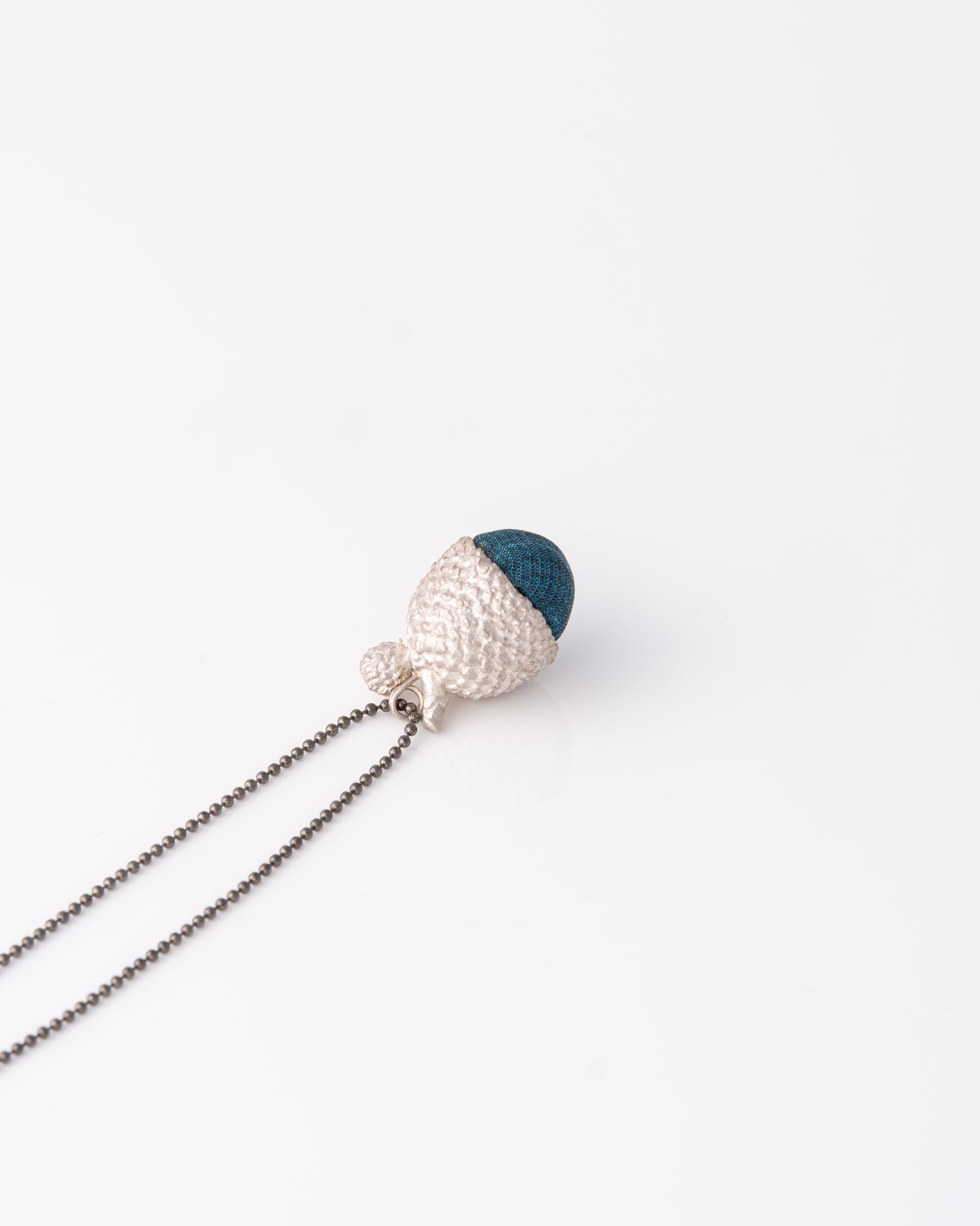 One of a kind ασημένιο κολιέ βελανίδι Bold Acorn Silver Silk με μπλε μεταξωτό ύφασμα της ANV Jewelry.