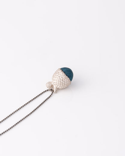 One of a kind ασημένιο κολιέ βελανίδι Bold Acorn Silver Silk με μπλε μεταξωτό ύφασμα της ANV Jewelry.