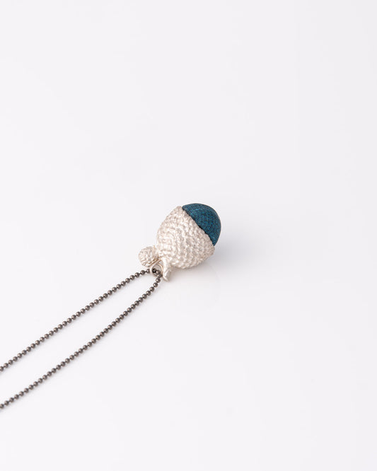 One of a kind ασημένιο κολιέ βελανίδι Bold Acorn Silver Silk με μπλε μεταξωτό ύφασμα της ANV Jewelry.