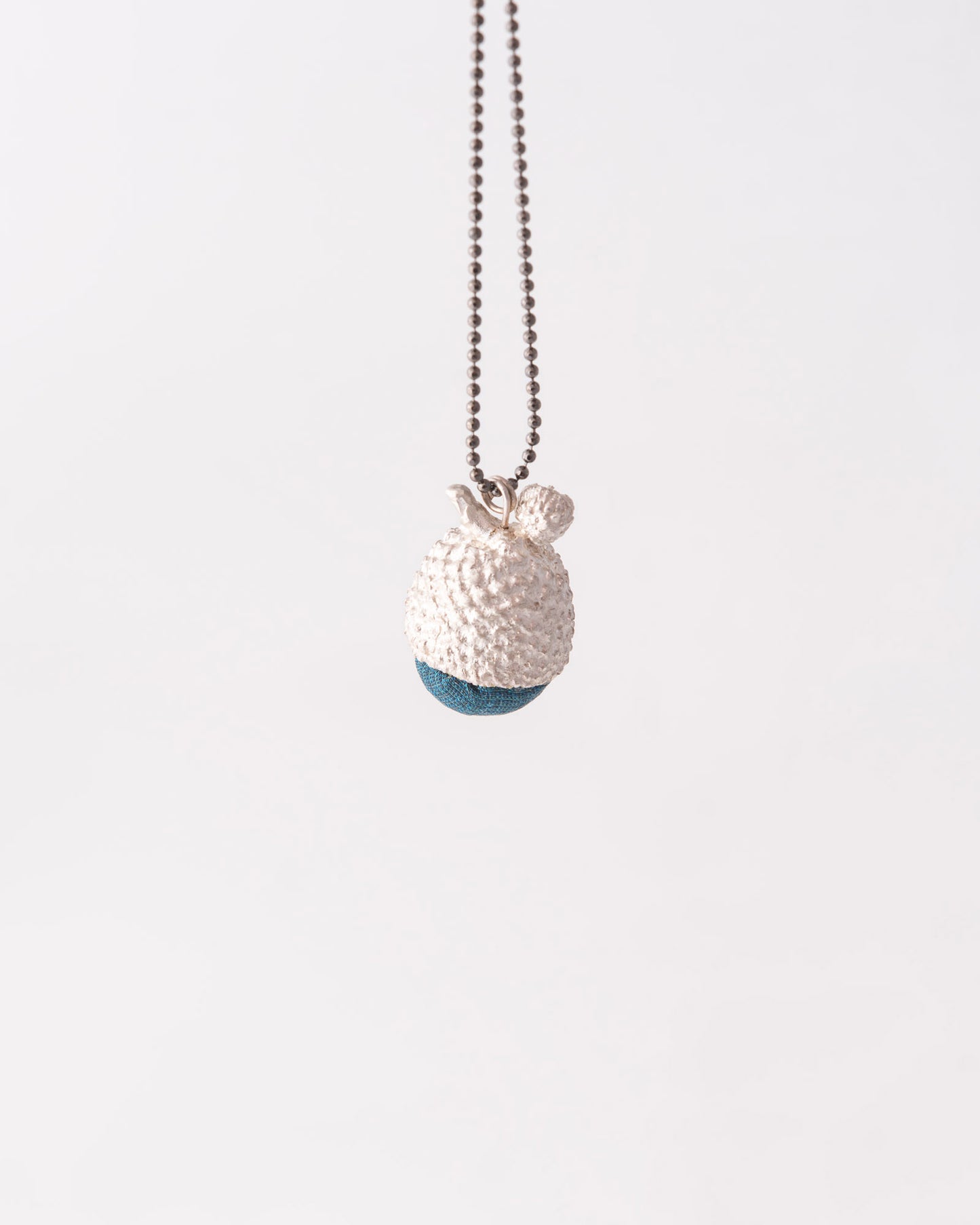 Χειροποίητο one of a kind κολιέ Bold Acorn Silver Silk από ανακυκλωμένο ασήμι 925 με μπλε μετάξι της ANV Jewelry.