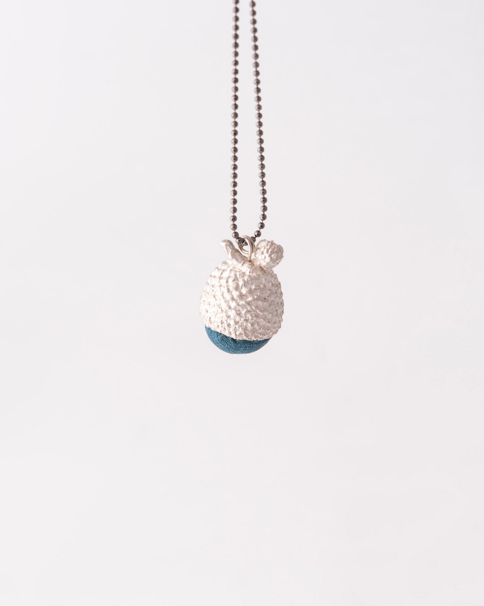Χειροποίητο one of a kind κολιέ Bold Acorn Silver Silk από ανακυκλωμένο ασήμι 925 με μπλε μετάξι της ANV Jewelry.