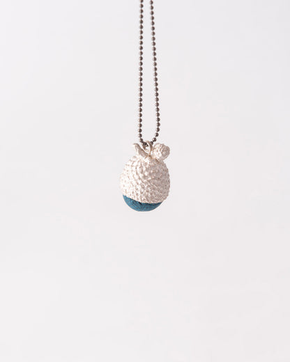 Χειροποίητο one of a kind κολιέ Bold Acorn Silver Silk από ανακυκλωμένο ασήμι 925 με μπλε μετάξι της ANV Jewelry.