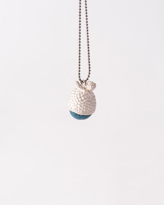 Χειροποίητο one of a kind κολιέ Bold Acorn Silver Silk από ανακυκλωμένο ασήμι 925 με μπλε μετάξι της ANV Jewelry.