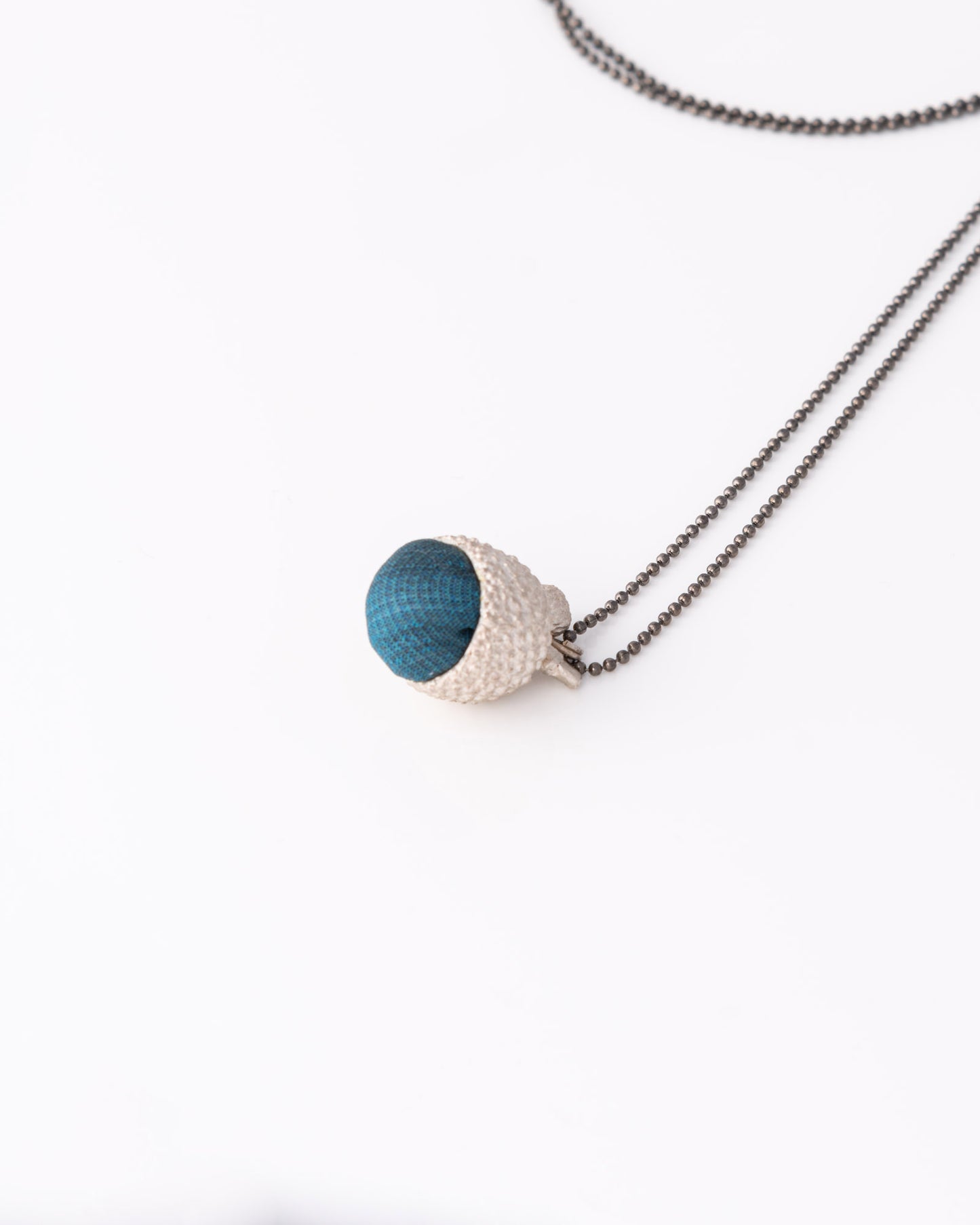 One of a kind κολιέ Bold Acorn Silver Silk σε μαύρη beaded ασημένια αλυσίδα της ANV Jewelry.