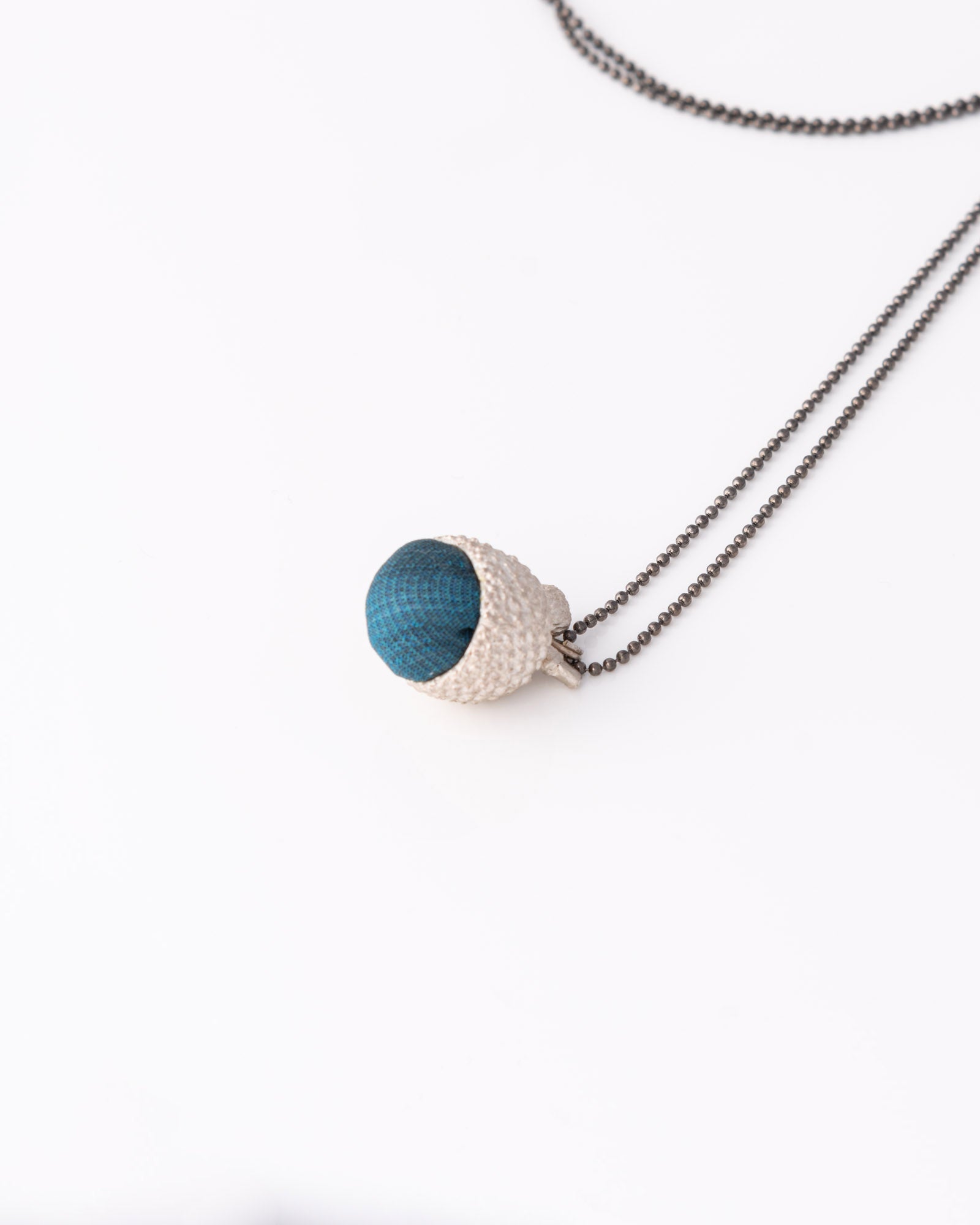 One of a kind κολιέ Bold Acorn Silver Silk σε μαύρη beaded ασημένια αλυσίδα της ANV Jewelry.