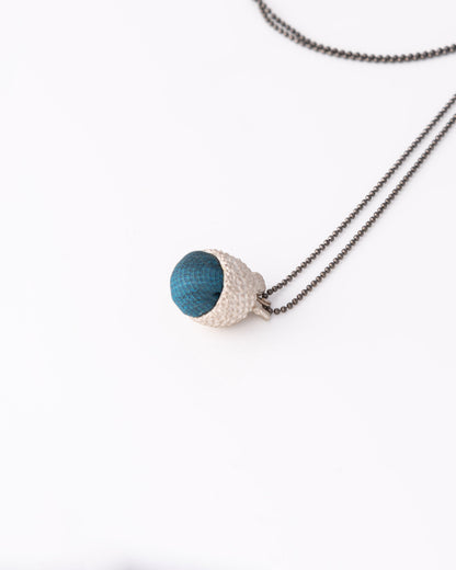 One of a kind κολιέ Bold Acorn Silver Silk σε μαύρη beaded ασημένια αλυσίδα της ANV Jewelry.