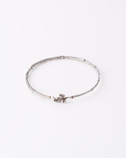 Limited edition ασημένιο σταθερό βραχιόλι Branch Rose Geranium Leaf με ανάγλυφο φύλλο και οξείδωση της ANV Jewelry.