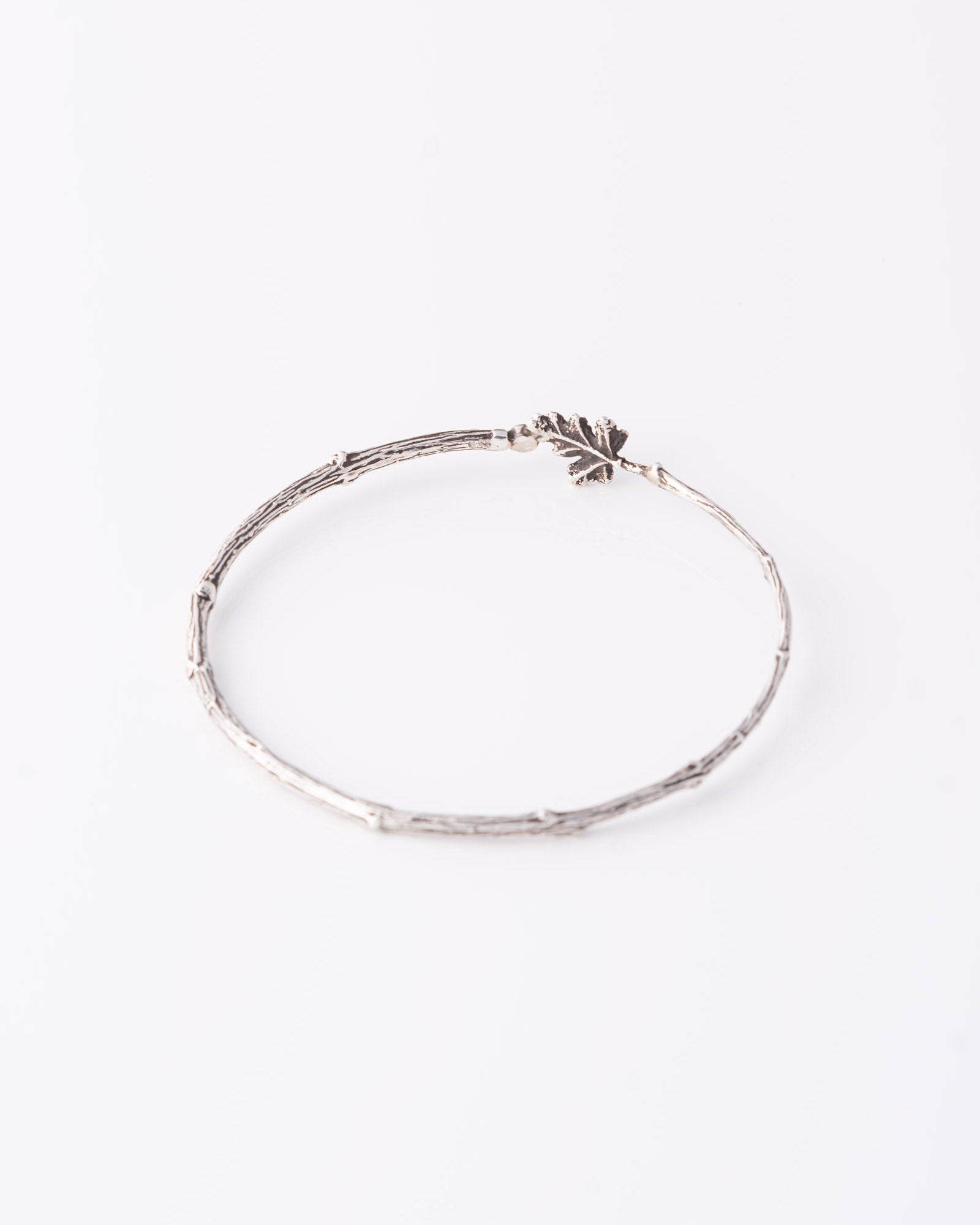 Statement limited βραχιόλι Branch Rose Geranium Leaf από οξειδωμένο ασήμι με λεπτομερή σχεδιασμό εμπνευσμένο από τη φύση της ANV Jewelry.