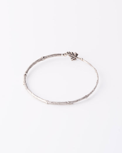 Statement limited βραχιόλι Branch Rose Geranium Leaf από οξειδωμένο ασήμι με λεπτομερή σχεδιασμό εμπνευσμένο από τη φύση της ANV Jewelry.