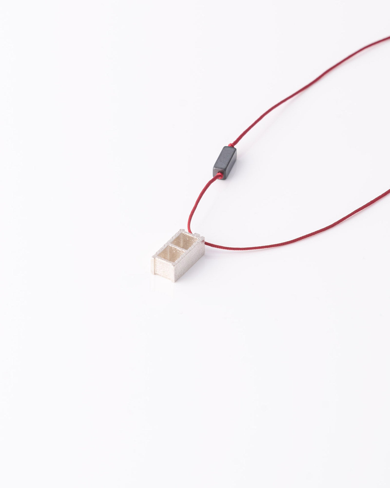 Statement κολιέ Cinder Block σε κόκκινο κορδόνι της ANV Jewelry.