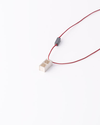 Statement κολιέ Cinder Block σε κόκκινο κορδόνι της ANV Jewelry.