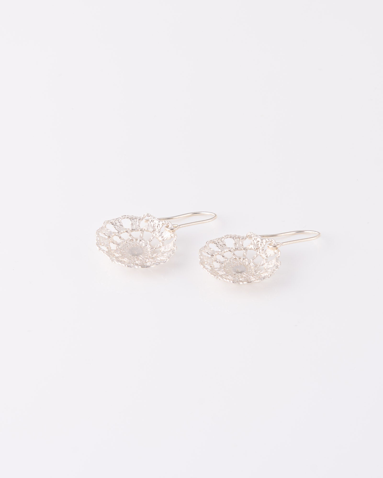 Minimal ασημένια σκουλαρίκια Crochet Lace Domed από ανακυκλωμένο ασήμι 925 σε κυρτό στρογγυλό σχήμα της ANV Jewelry.
