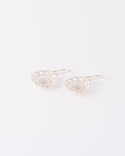 Minimal ασημένια σκουλαρίκια Crochet Lace Domed από ανακυκλωμένο ασήμι 925 σε κυρτό στρογγυλό σχήμα της ANV Jewelry.