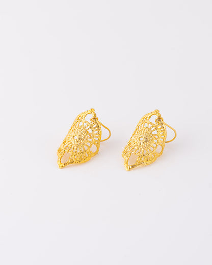 Limited edition ασημένια επίχρυσα κρεμαστά σκουλαρίκια Crochet Lace Oval με ανάγλυφη υφή δαντέλας  της ANV Jewelry.