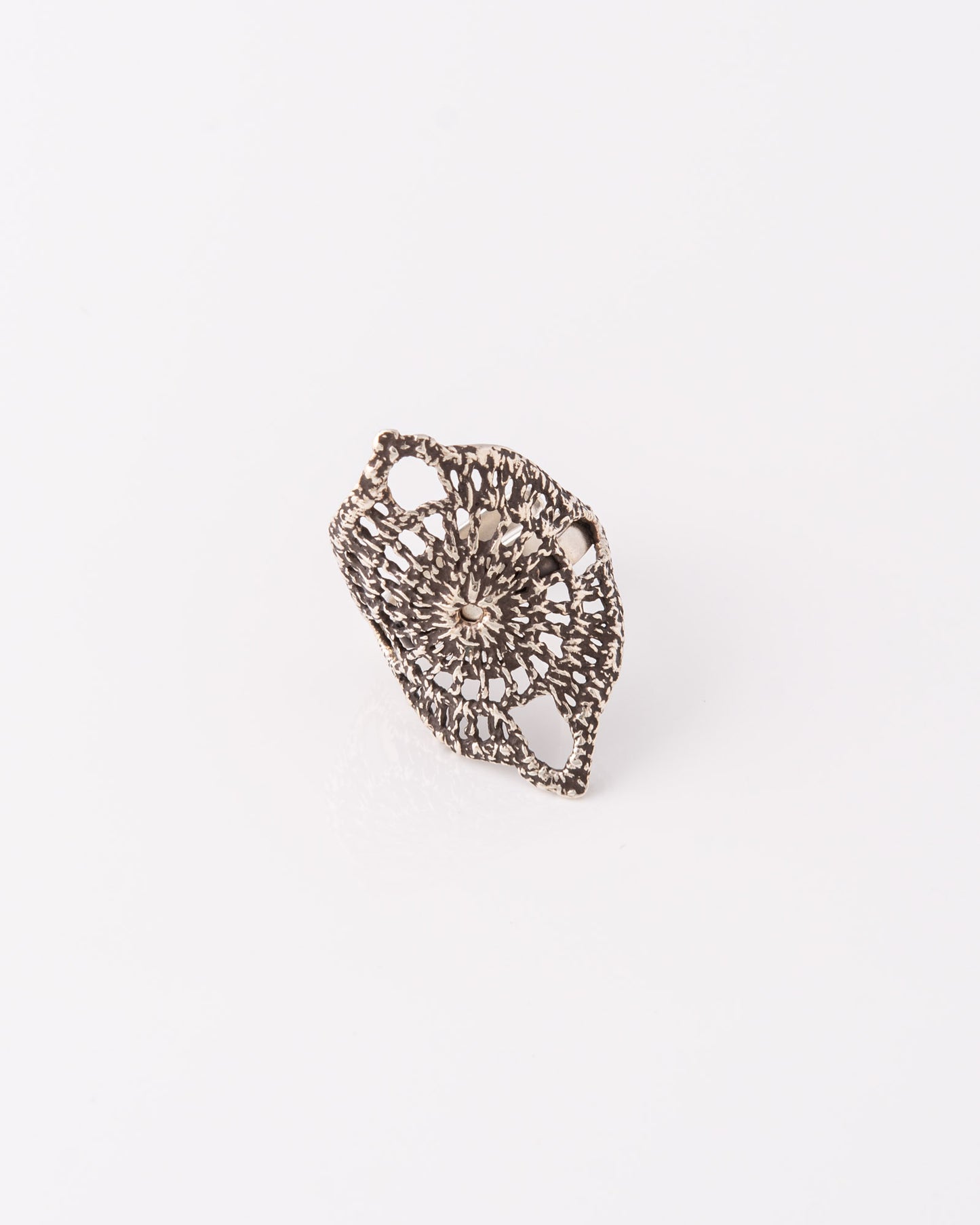 Minimal ανοιγώμενο δαχτυλίδι Crochet Lace Oval από ανακυκλωμένο οξειδωμένο ασήμι 925 της ANV Jewelry.