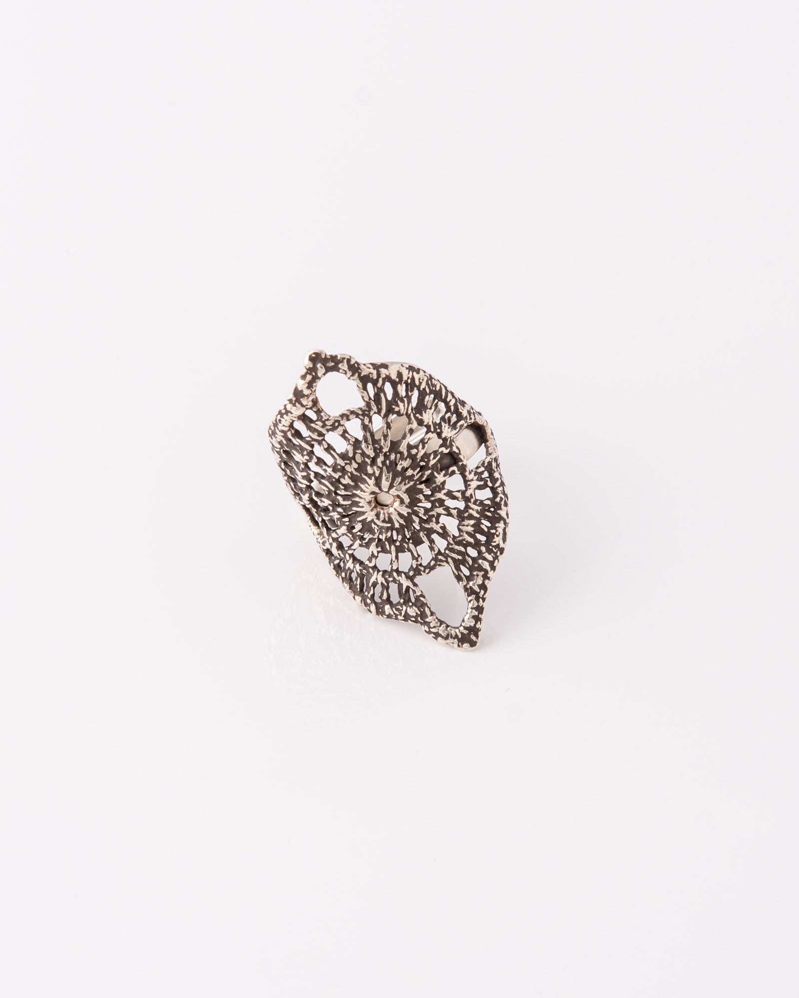 Minimal ανοιγώμενο δαχτυλίδι Crochet Lace Oval από ανακυκλωμένο οξειδωμένο ασήμι 925 της ANV Jewelry.